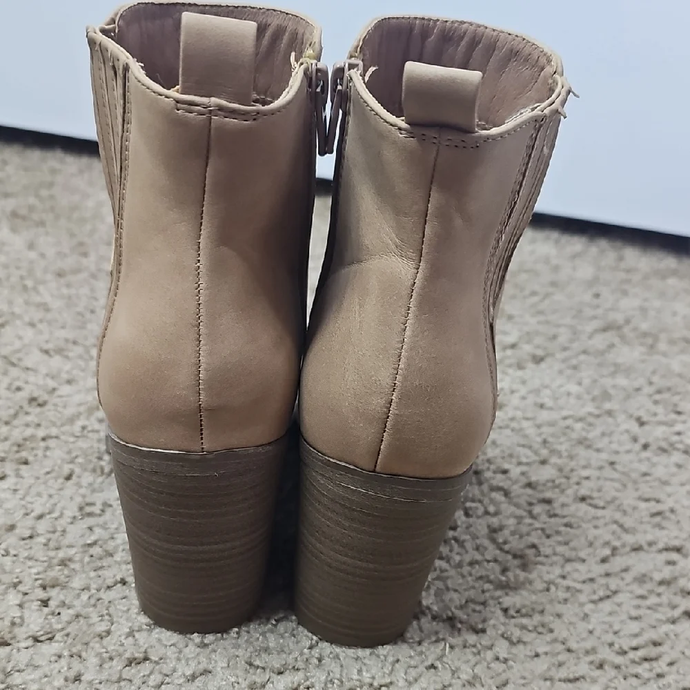 Universal Thread chic tan